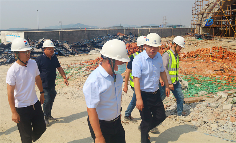 趙紅波副縣長到施工現(xiàn)場督導檢查燕窩山碼頭建設進度.jpg