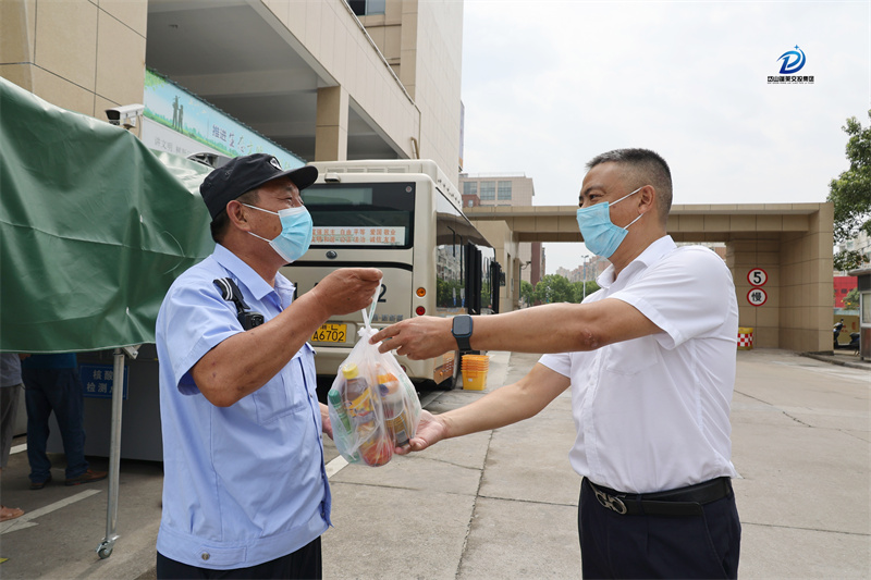 7.19   夏日送清涼  齊心筑安全-（6）副總經(jīng)理兼工會(huì)主席鄭力勇慰問在長途客運(yùn)中心值守的民警.jpg