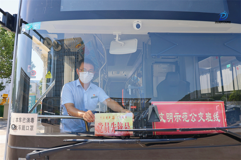 “黨員先鋒號(hào)”-公交公司一線駕駛員蘇佩軍2.jpg