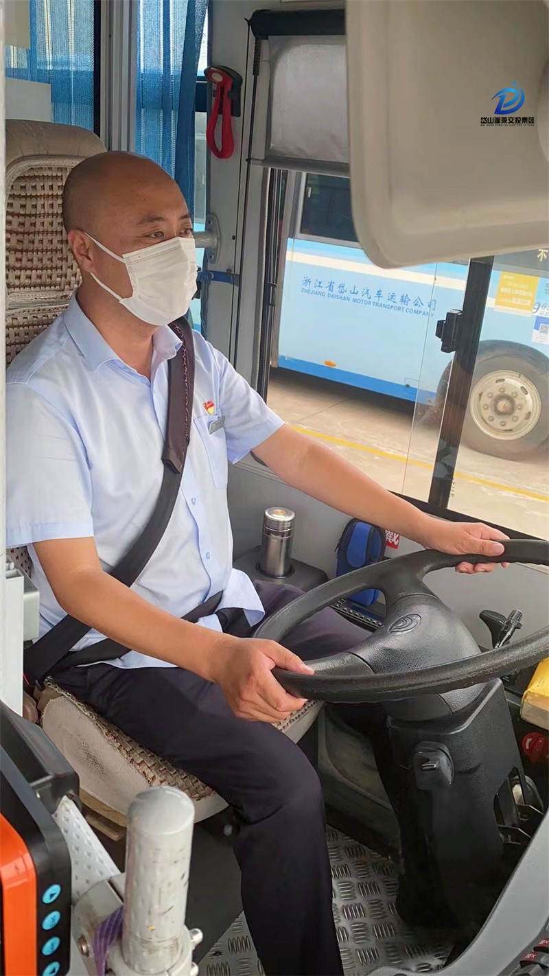 “黨員先鋒號(hào)”-衢山站駕駛員朱斌.jpg