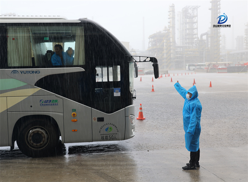 12-魚山汽車站戎站長現(xiàn)場調度車輛.jpg